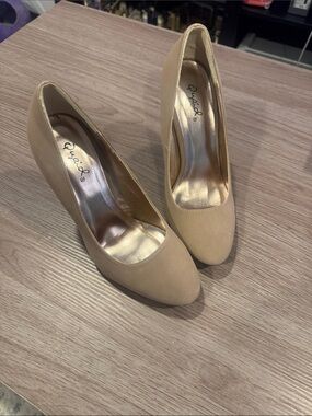 Qupid Beige Round-Toe Women's Pumps